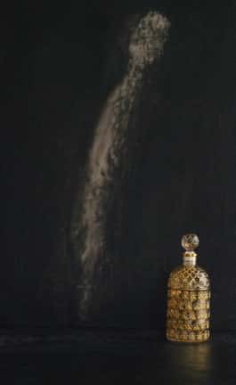 Charlotte Rampling, PHOTOGRAPHIE DU FLACON GUERLAIN, PARIS, LE 1 DECEMBRE 2022.